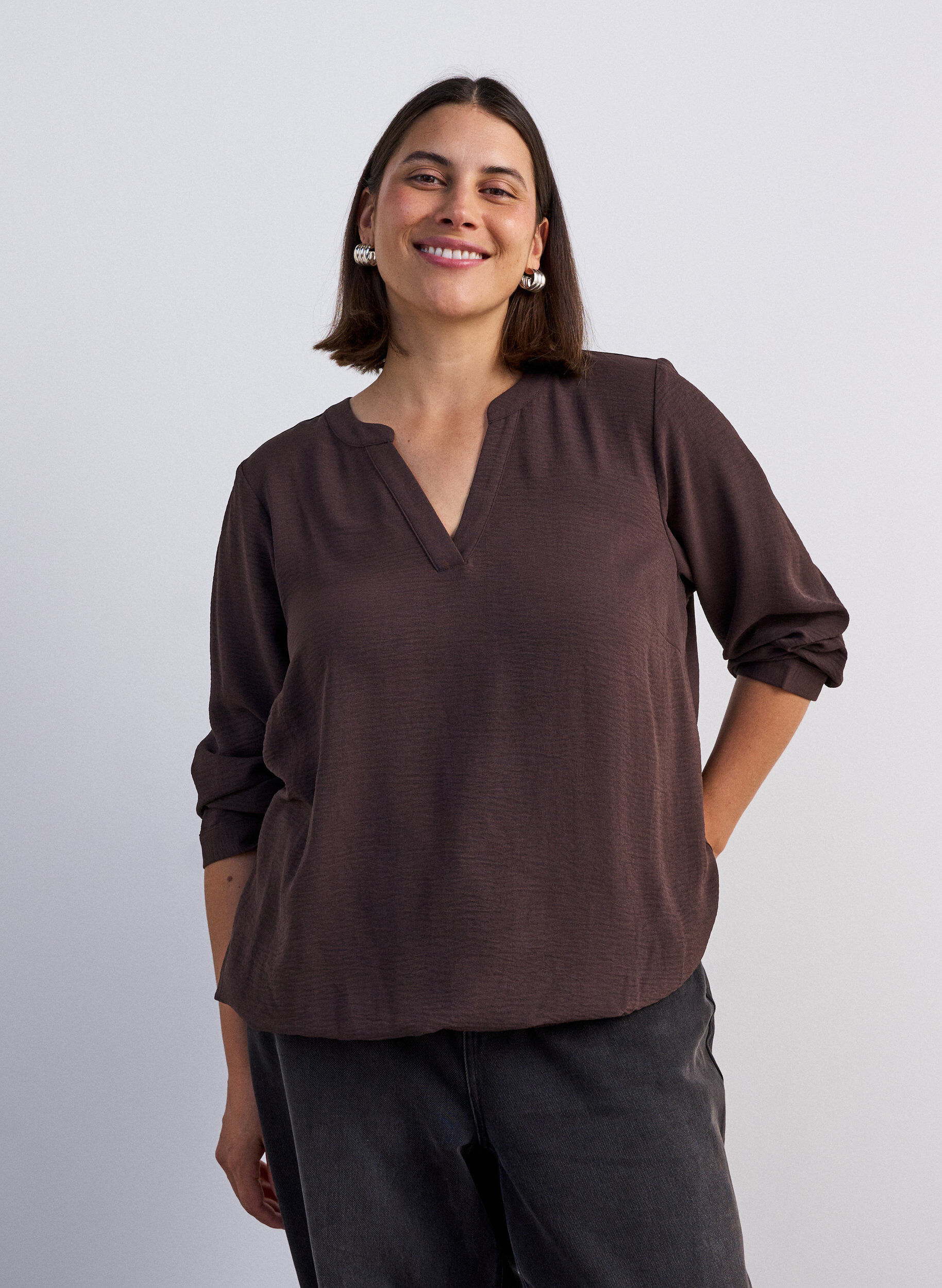 Bluse med ballongsilhuett og V-hals, Brun, Model