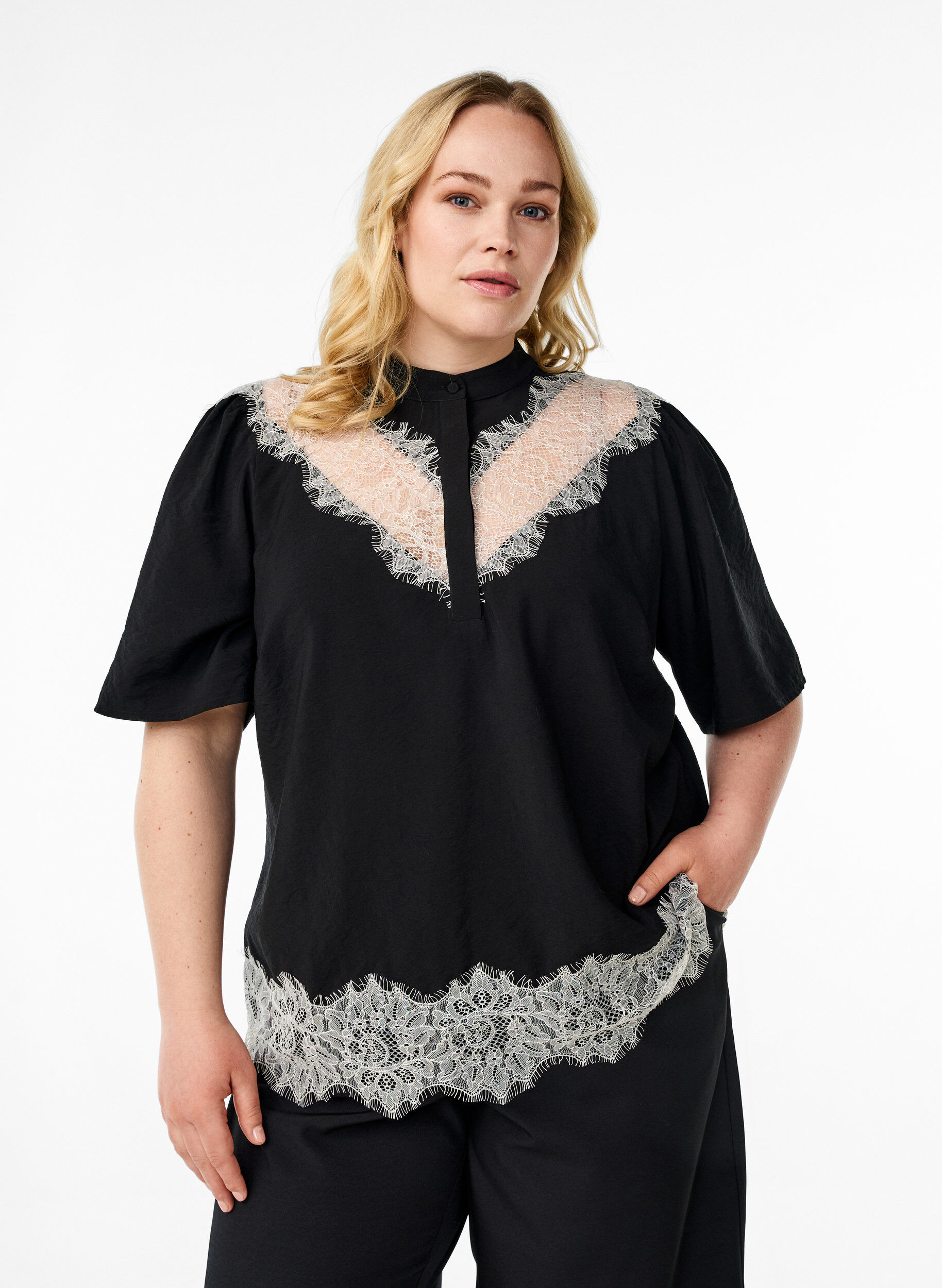 Kortermet skjortebluse med blondedetaljer, Svart, Model