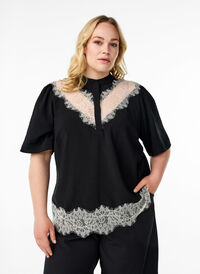 Kortermet skjortebluse med blondedetaljer, Svart Kortermet skjortebluse med blondedetaljer, Svart, Model