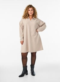 Knelang jerseykjole med V-hals og krage, Beige Knelang jerseykjole med V-hals og krage, Beige, Model