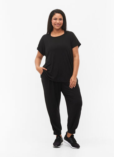Kortermet treningsbluse med dyp skjæring i ryggen, Black, Model image number 2