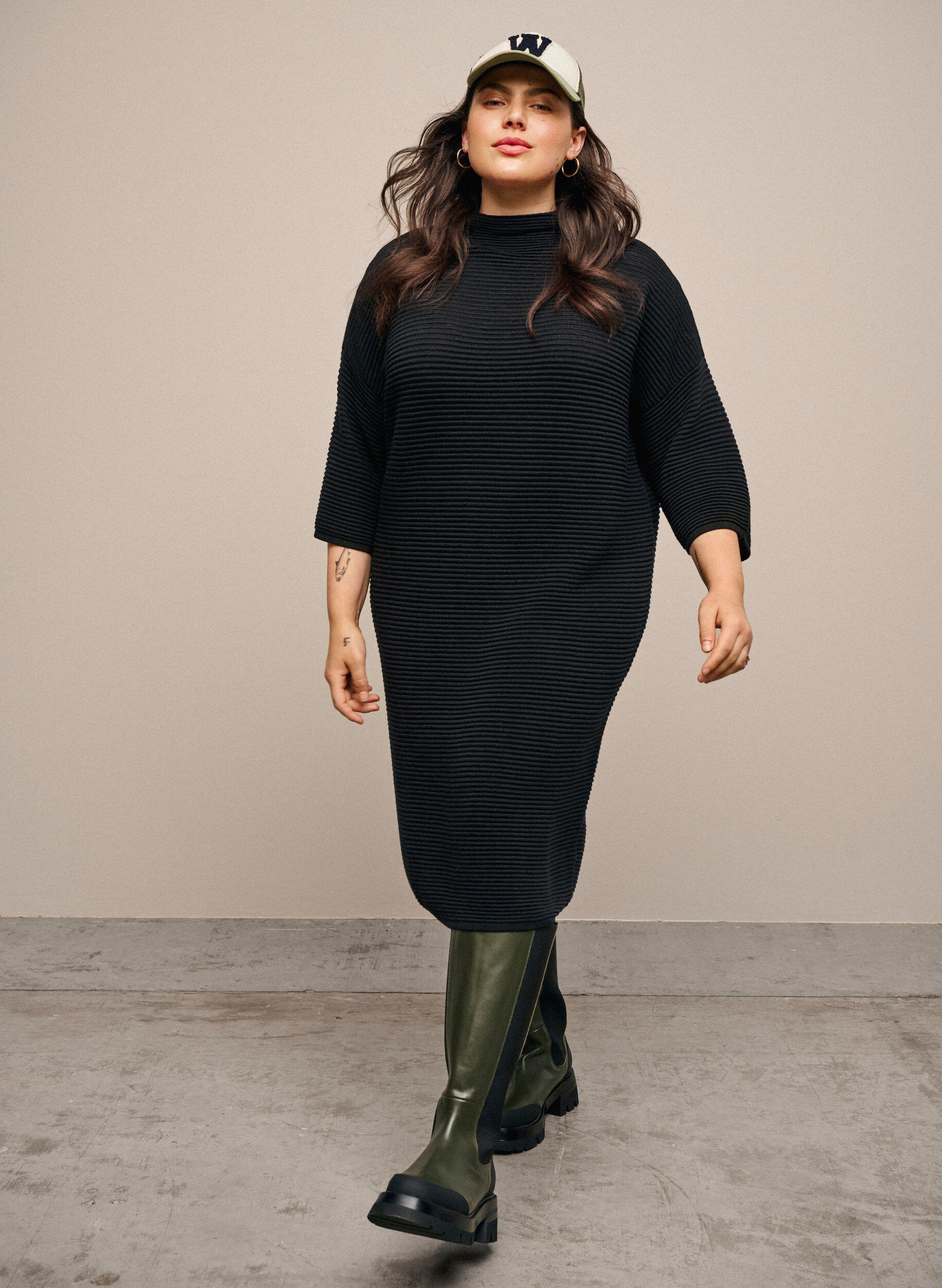 Zizzi Strikkekjole med avkortede ermer, Black, Model image number 2