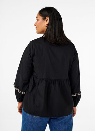 Zizzi Bluse med åpen front og broderte detaljer, Svart, Model image number 2