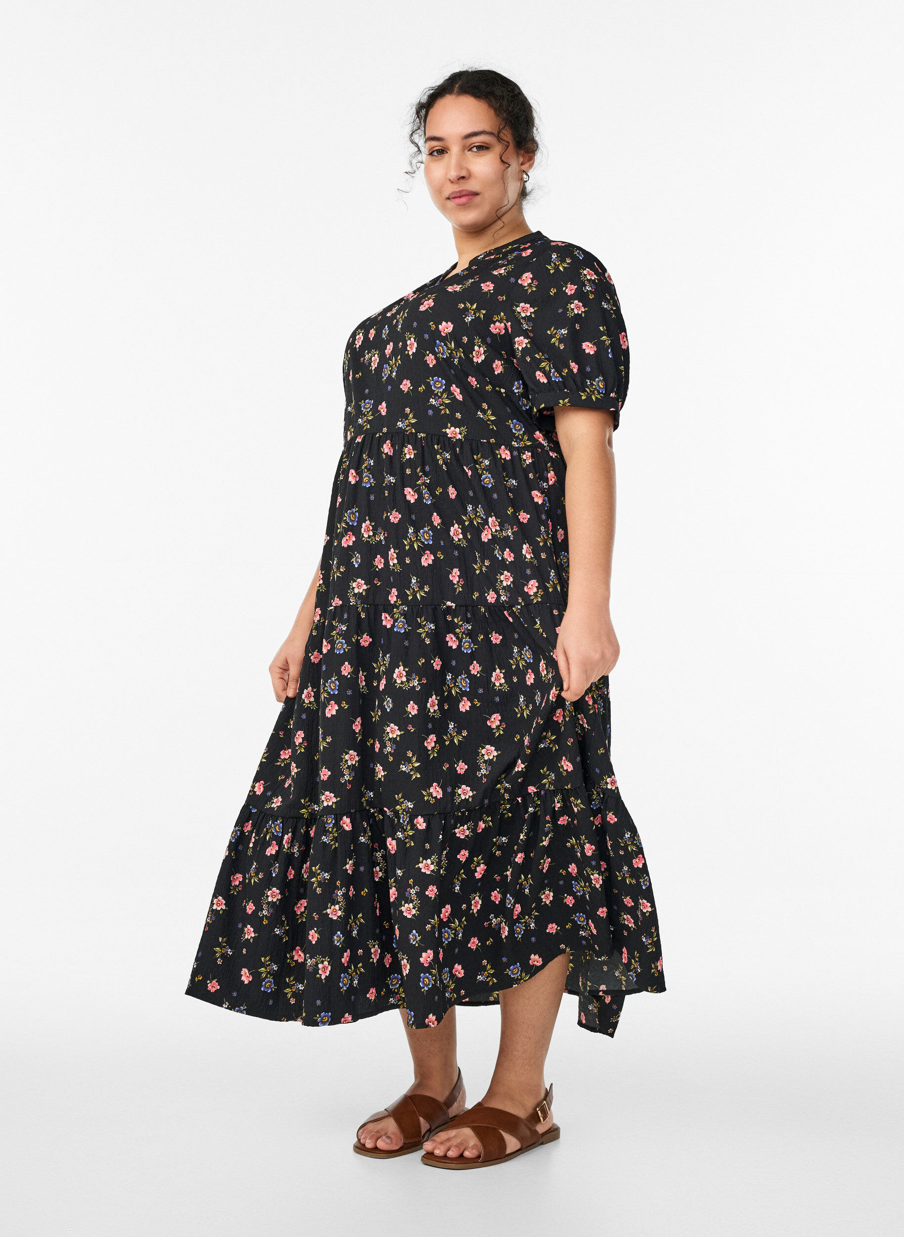 Ankellang kjole med korte ermer og lagdelte volanger, Svart, Model