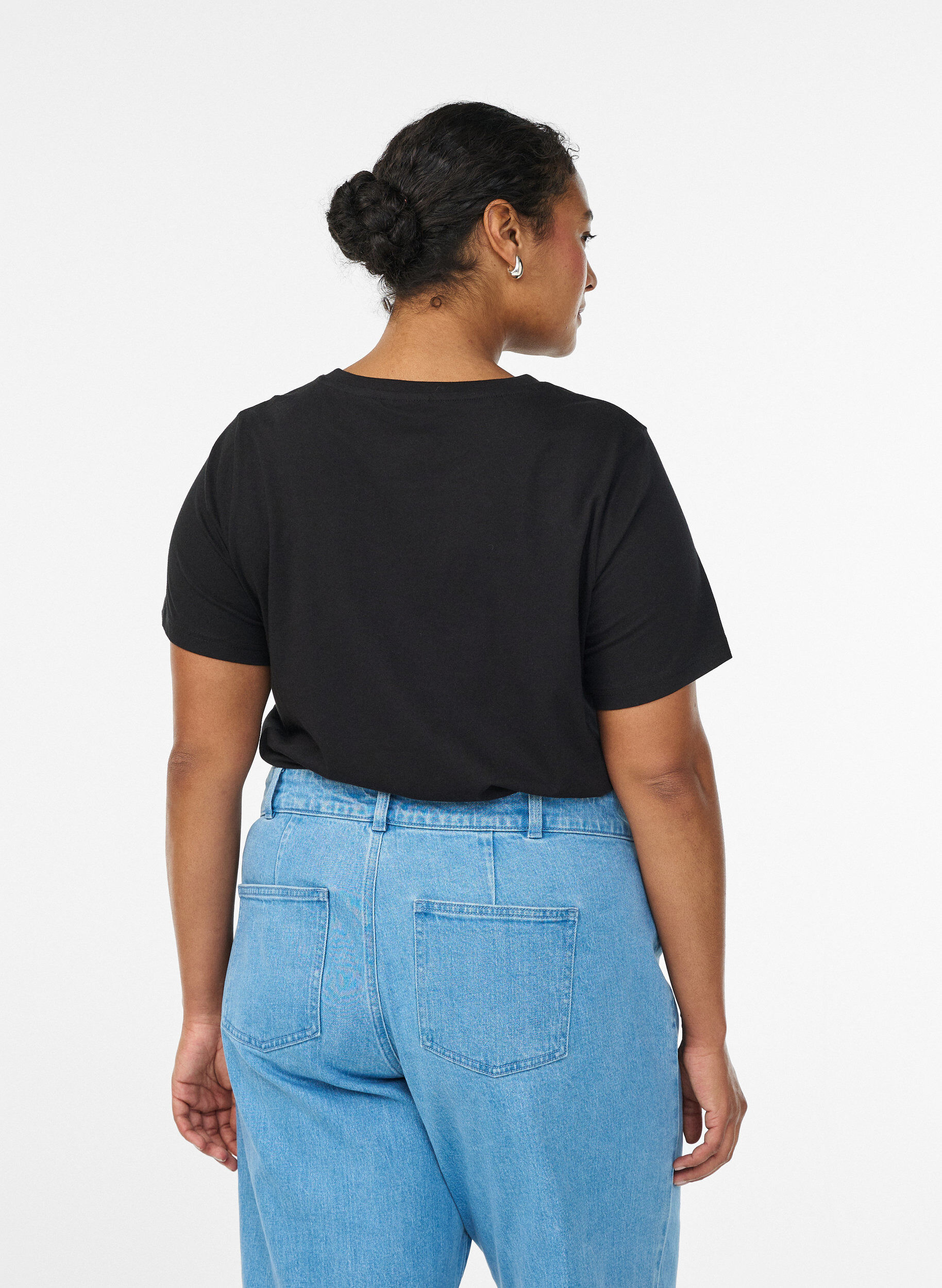 Zizzi Bomulls T-skjorte med dekorativ detalj foran, Svart, Model image number 2