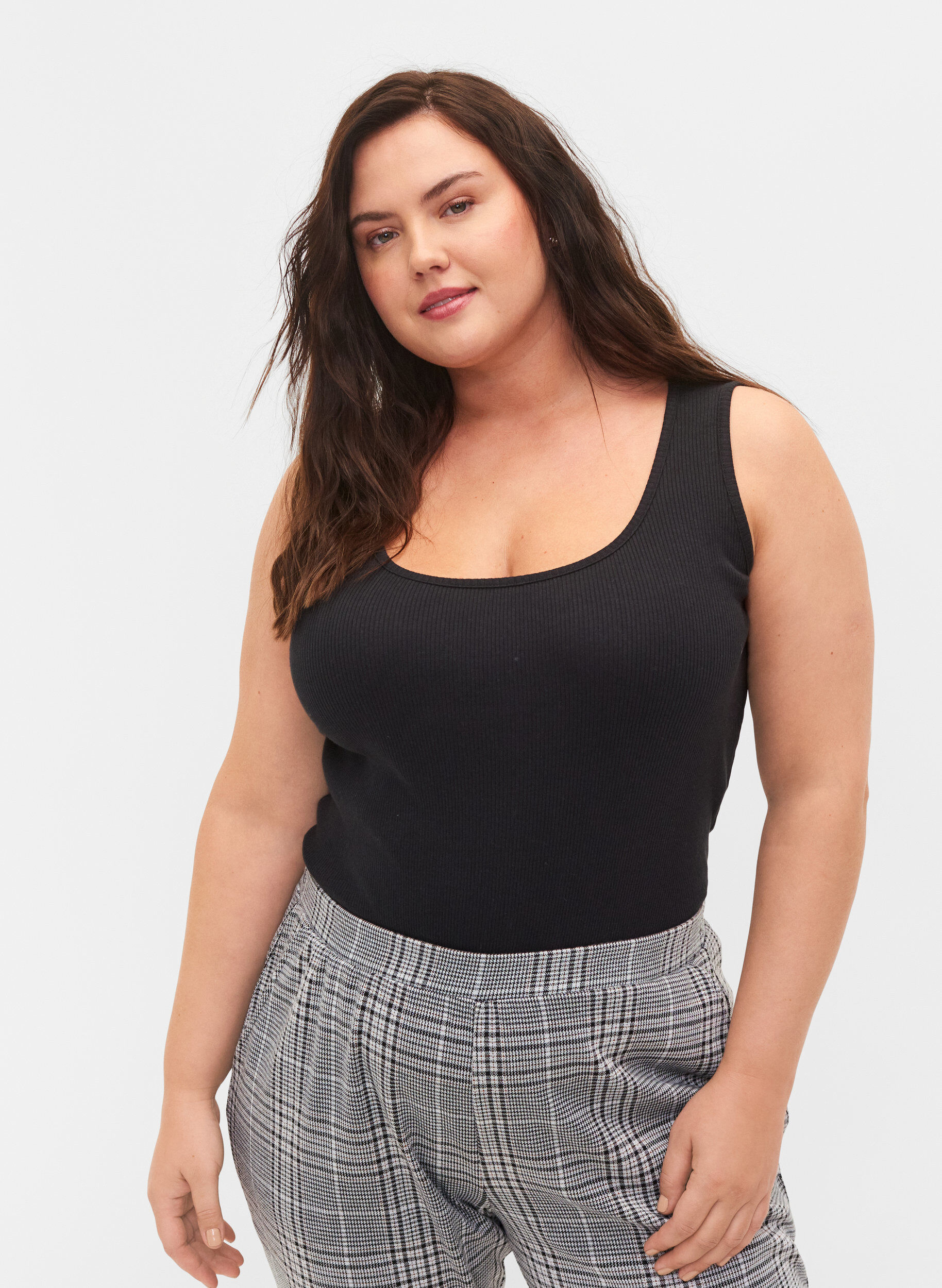 Zizzi Basis tanktopp i en ribbet struktur, 2 stk., Black/Bright White, Model image number 0