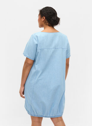 Kortermet denimkjole med lommer, Light blue denim, Model image number 1