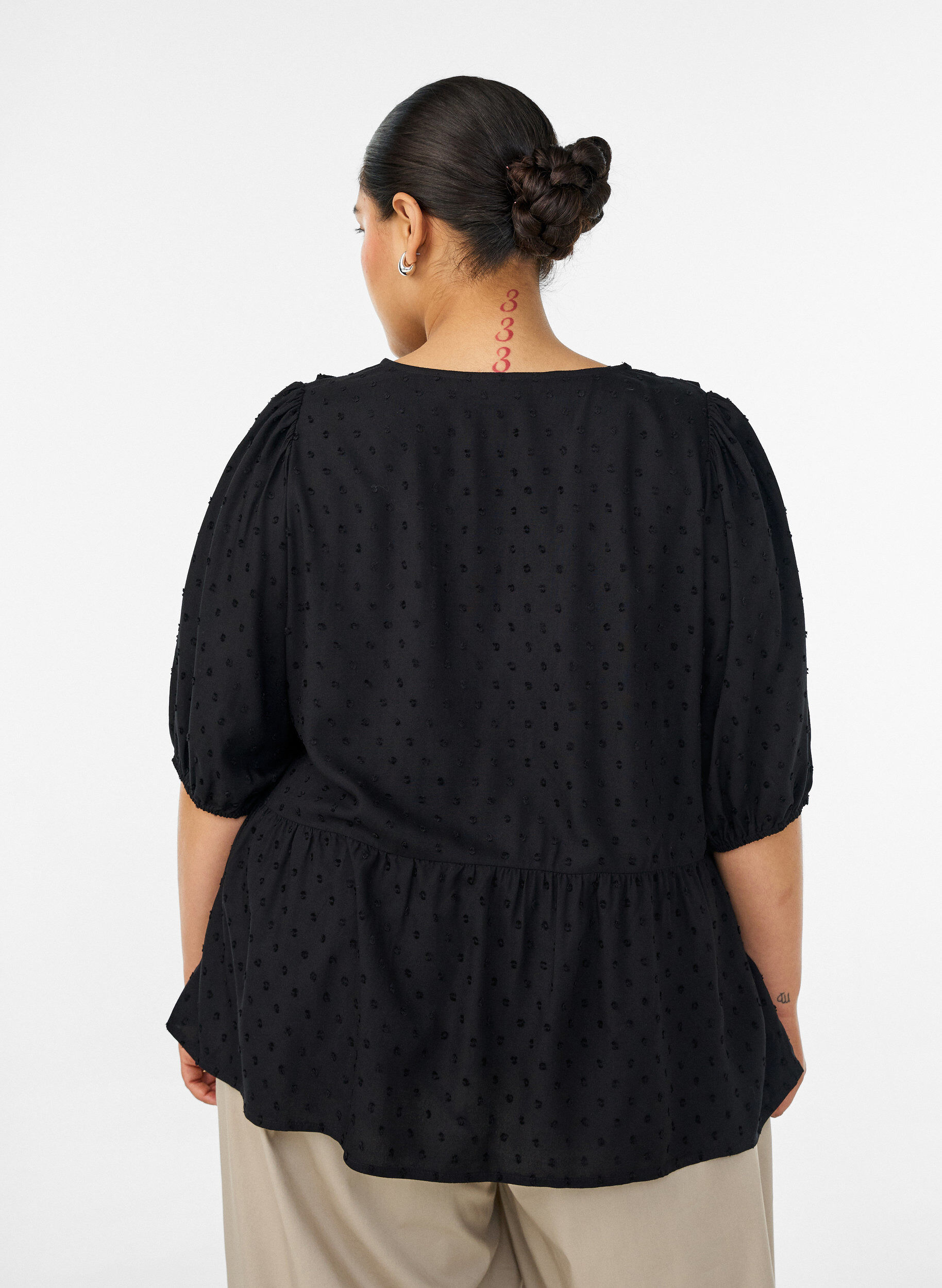 ZizziViskosebluse med prikket tekstur og V-hals, Svart, Model image number 2