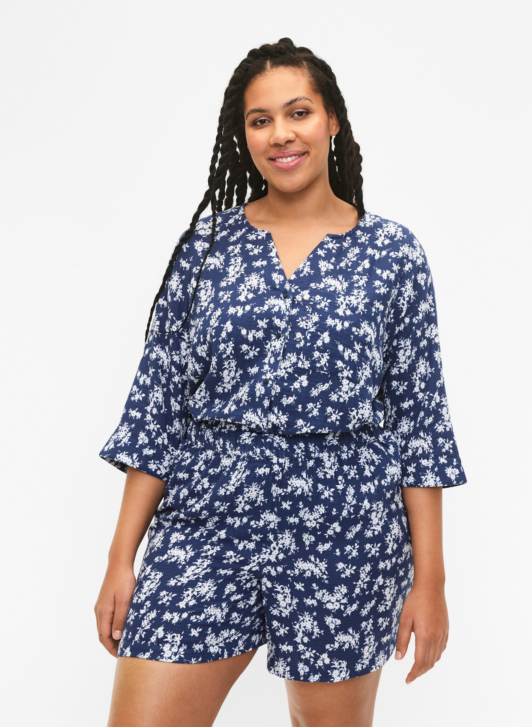 Zizzi Pysjamasshorts i bomull med blomster, V. Indigo Flower AOP, Model image number 0