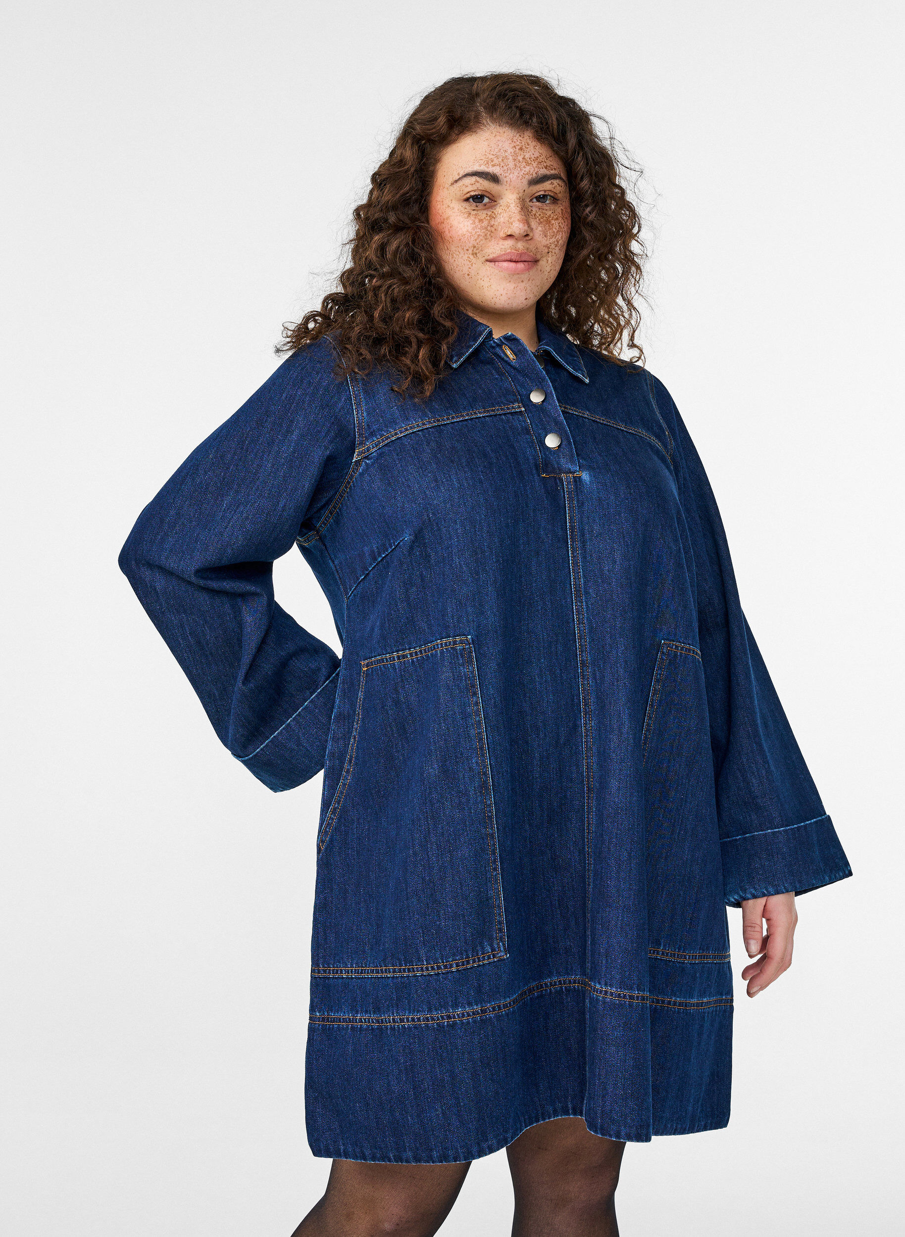 Zizzi Kort denimkjole med krage og knappelukking, Bl&aring;, Model image number 2