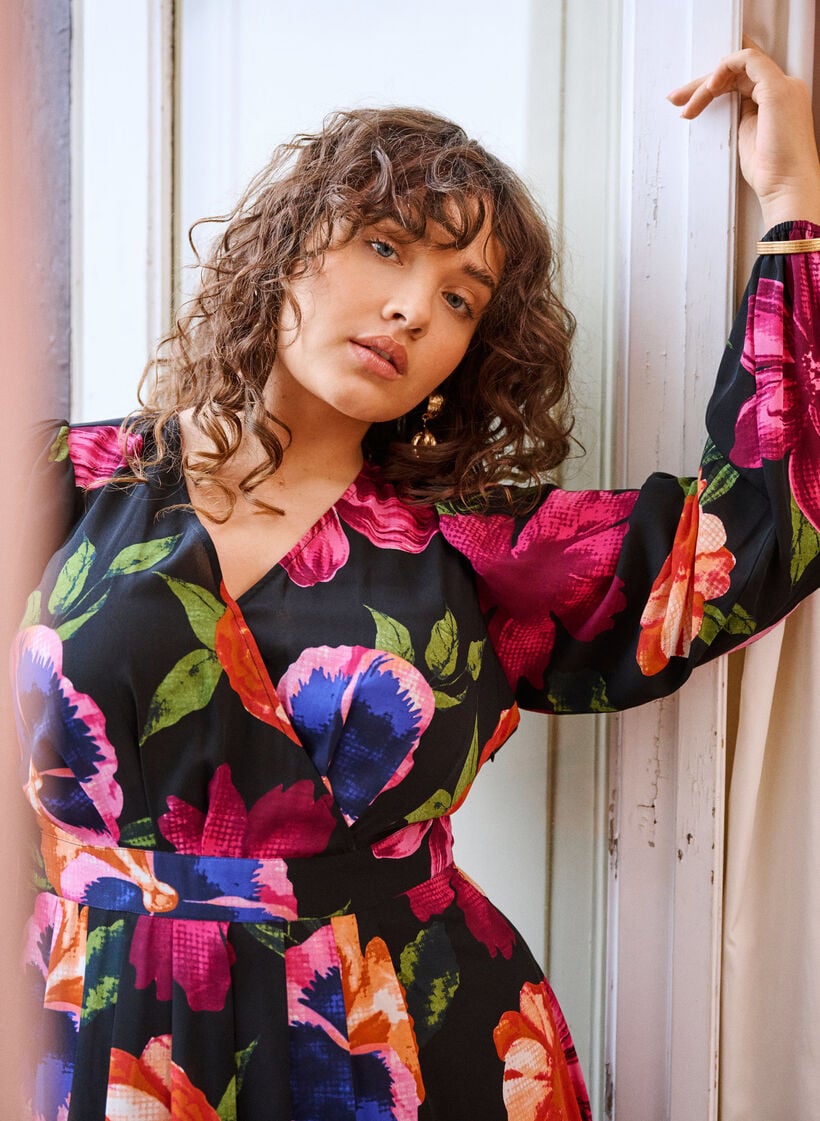 Maxikjole med omslagshals og lange ermer, Svart, Image image number 0