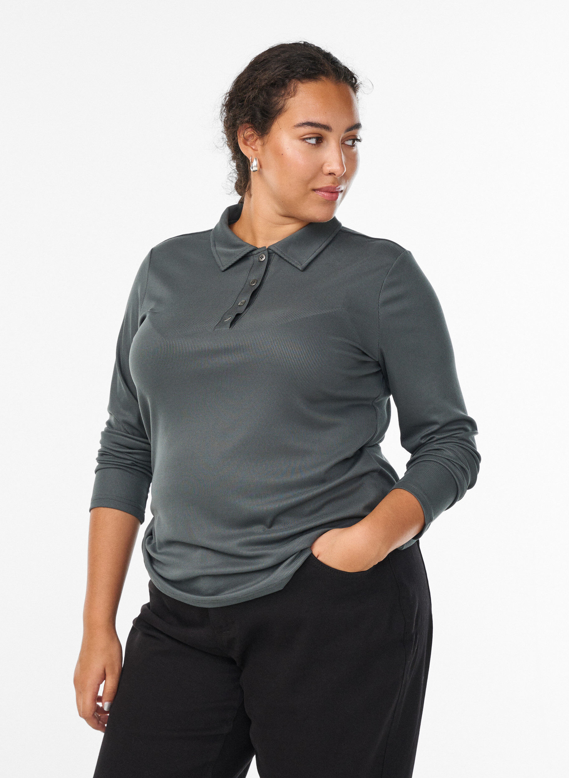 Poloskjorte i myk ribb med lange ermer, Gr&oslash;nn, Model