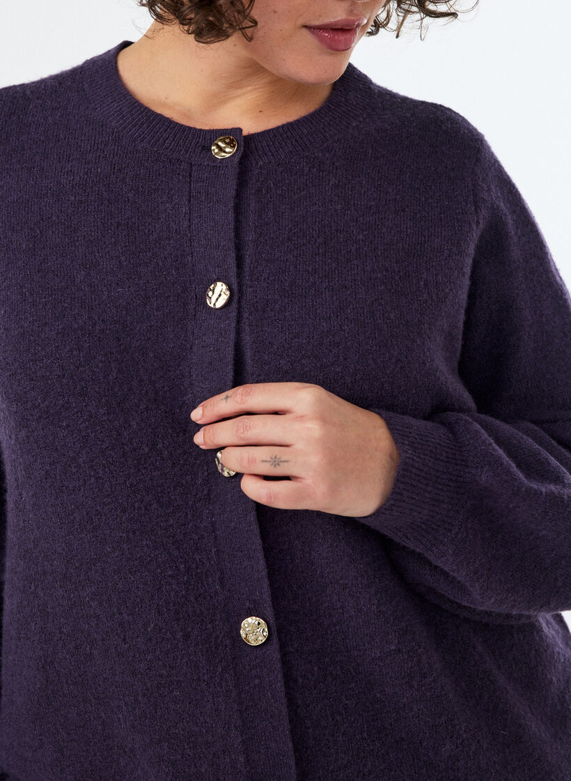 Cardigan i myk strikk med gullfargede knapper, Lilla, Model image number 3