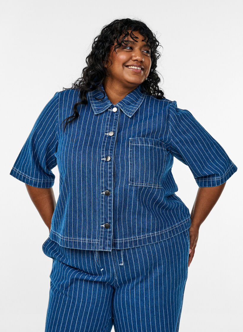 Kort stripete denimskjorte, Blue Denim Stripe, Model
