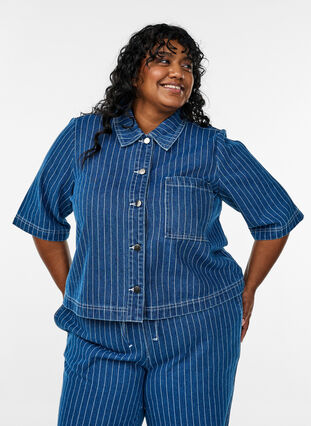 Zizzi Kort stripete denimskjorte, Blue Denim Stripe, Model image number 0