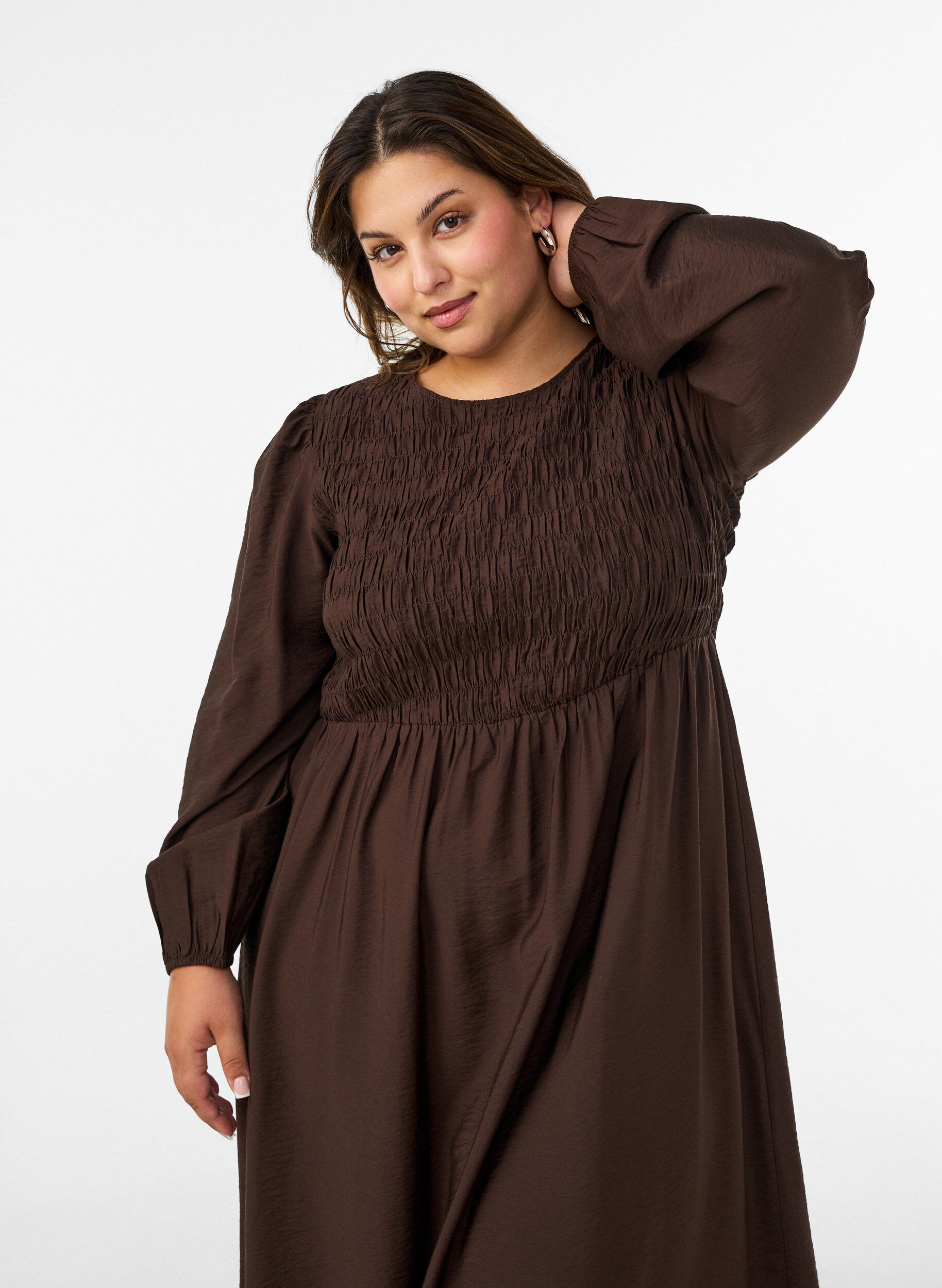 ZizziMidikjole i viskose med smocking, Brun, Model image number 3