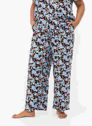 Løse pysjamasbukser i viskose med mønster, Black Blue Flower, Model image number 2