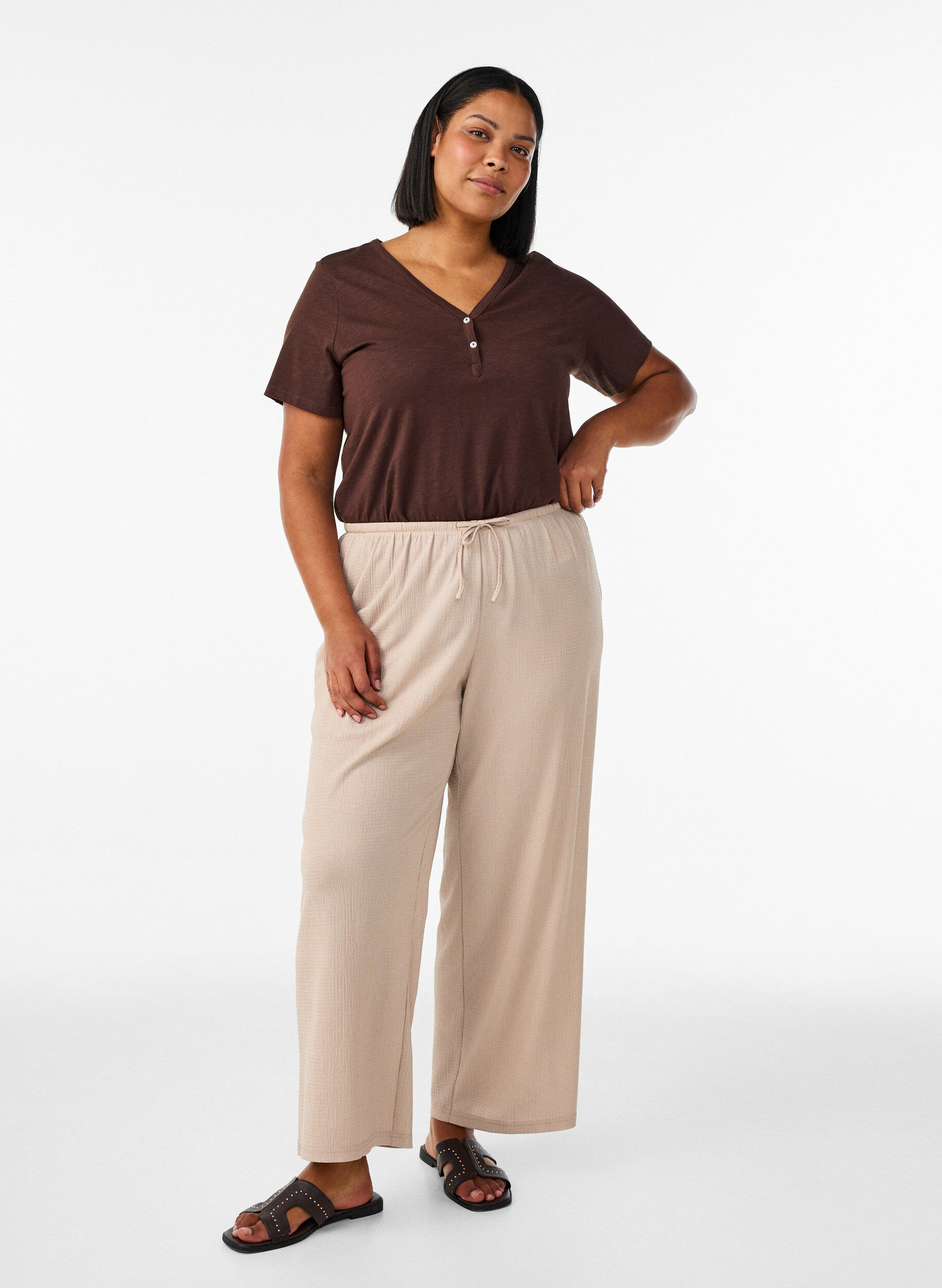 Zizzi T-skjorte med knappdetalj, Brun, Model image number 1