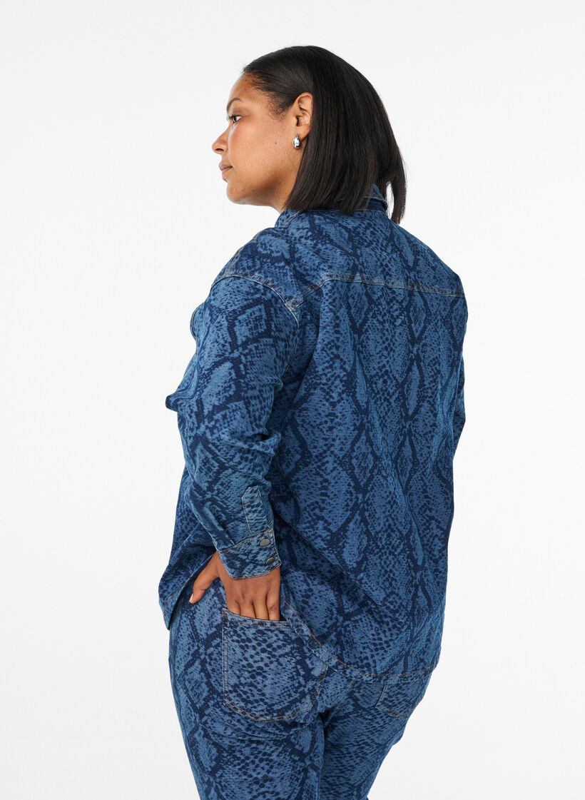Løs denimskjorte med slangetrykk, Denim Snake AOP, Model