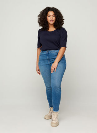 Cropped Amy jeans med rå kanter, Blue denim, Model image number 2