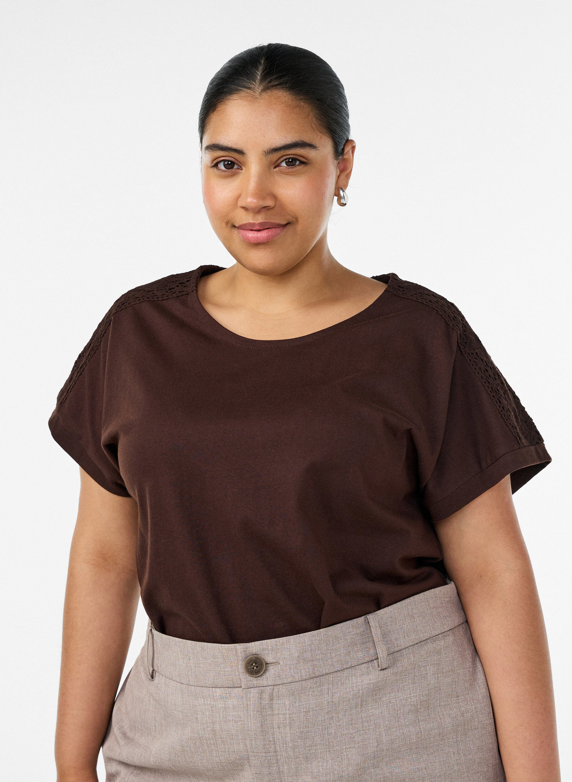 Bomulls-T-skjorte med hekledetalj, Brun, Model