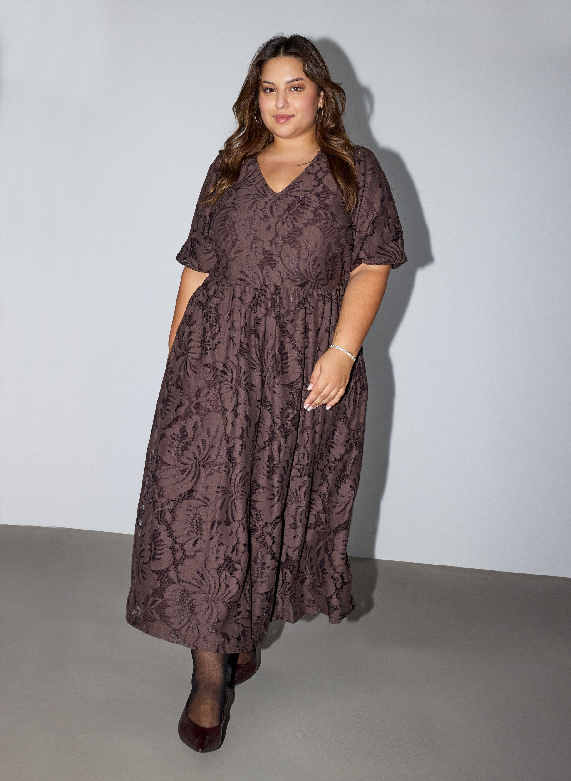 Midikjole i blomstret jacquard, Brun, Model