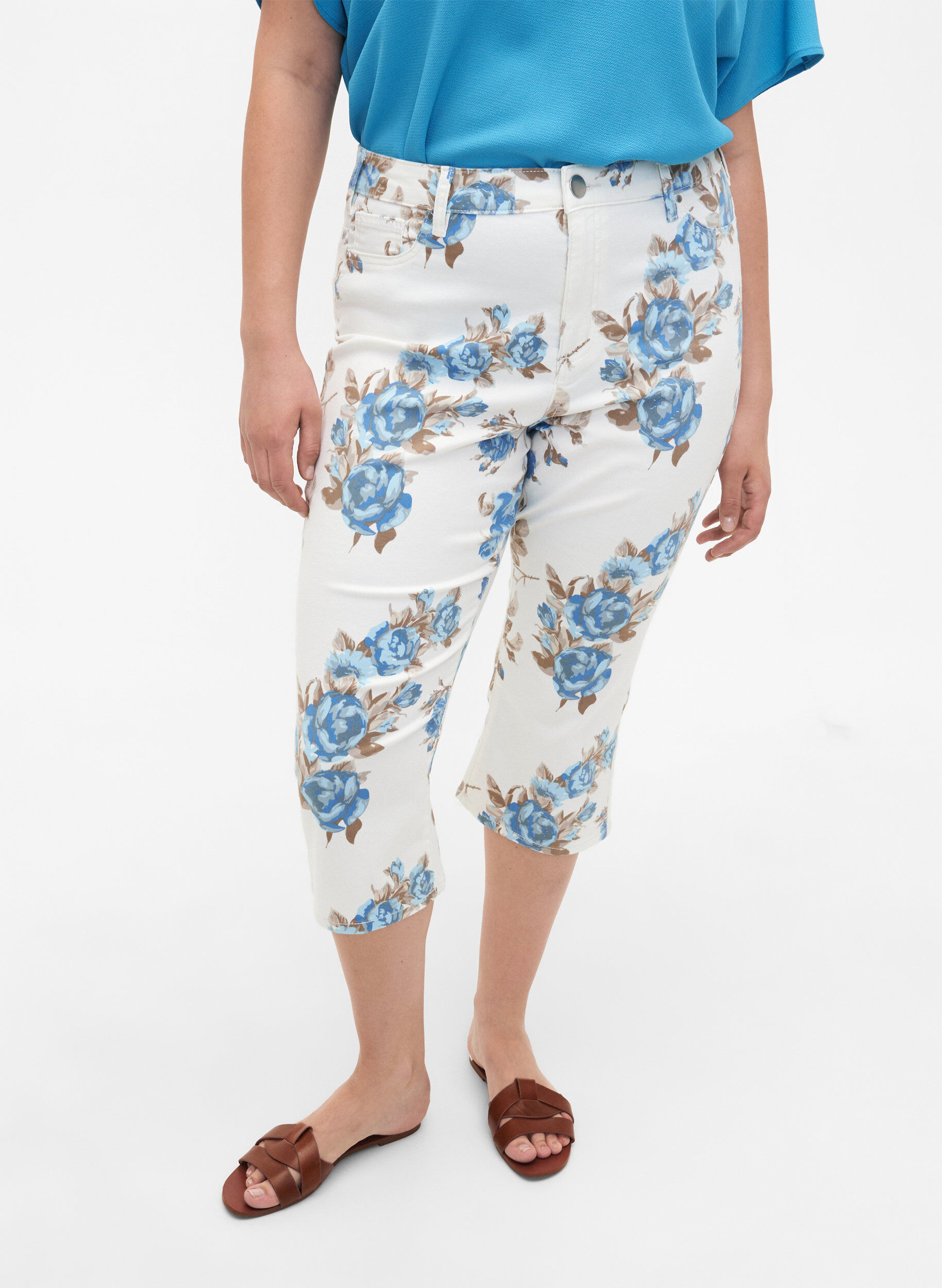 Zizzi Amy Capri-jeans med h&oslash;y midje og blomsterm&oslash;nster, White B.AOP, Model image number 2
