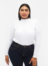 Tettsittende viskosebluse med høy hals, Bright White, Model