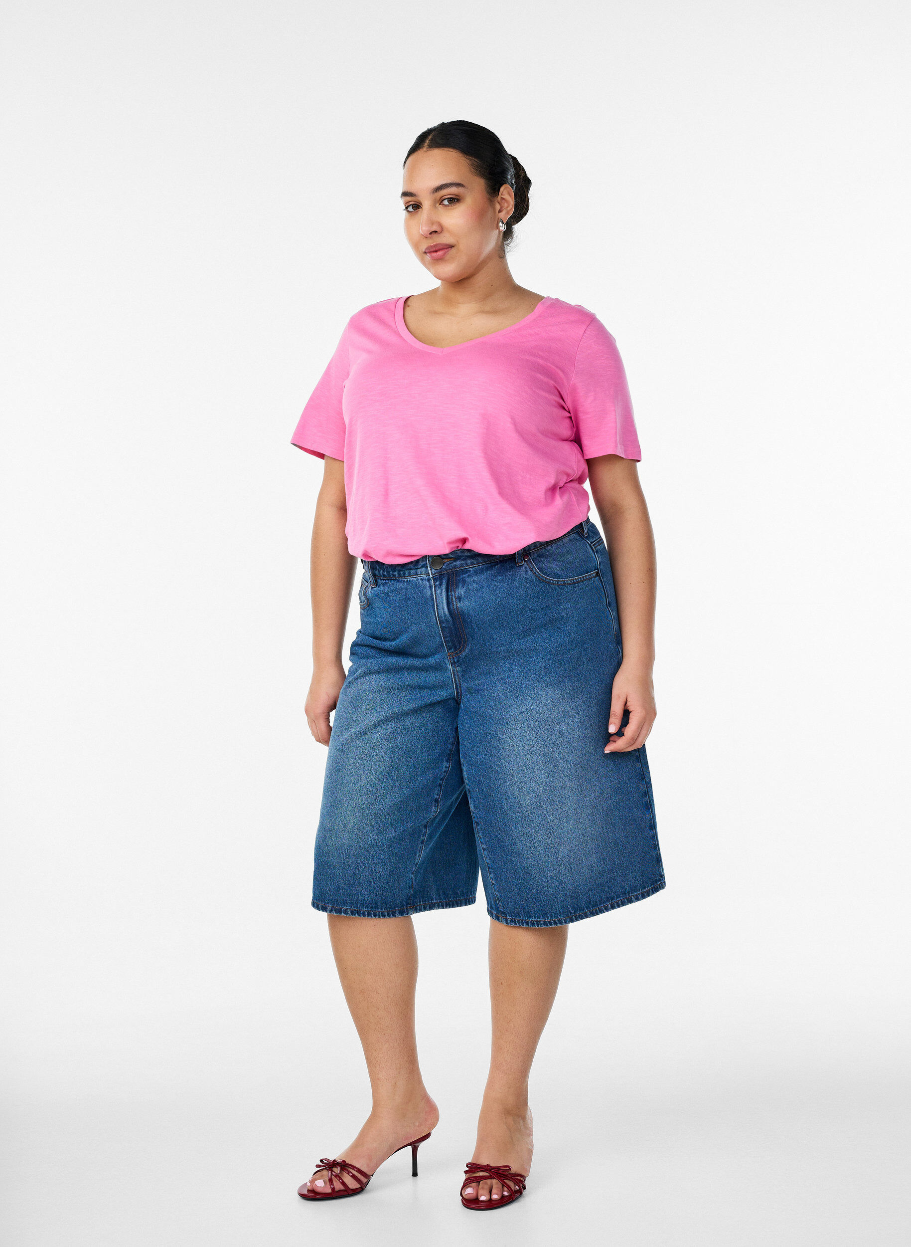 Zizzi Kortermet basic T-skjorte med V-hals, Rosa, Model image number 1