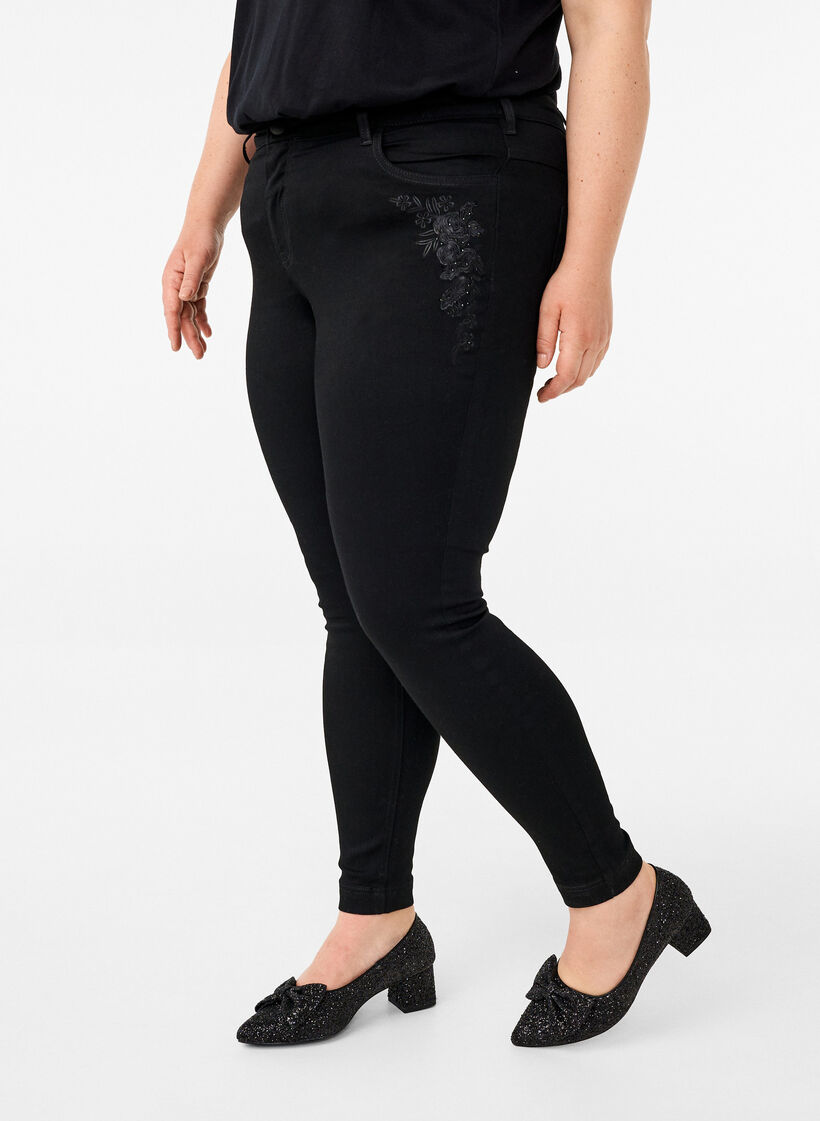 Super slim Amy-jeans med broderidetaljer, Black, Model image number 2