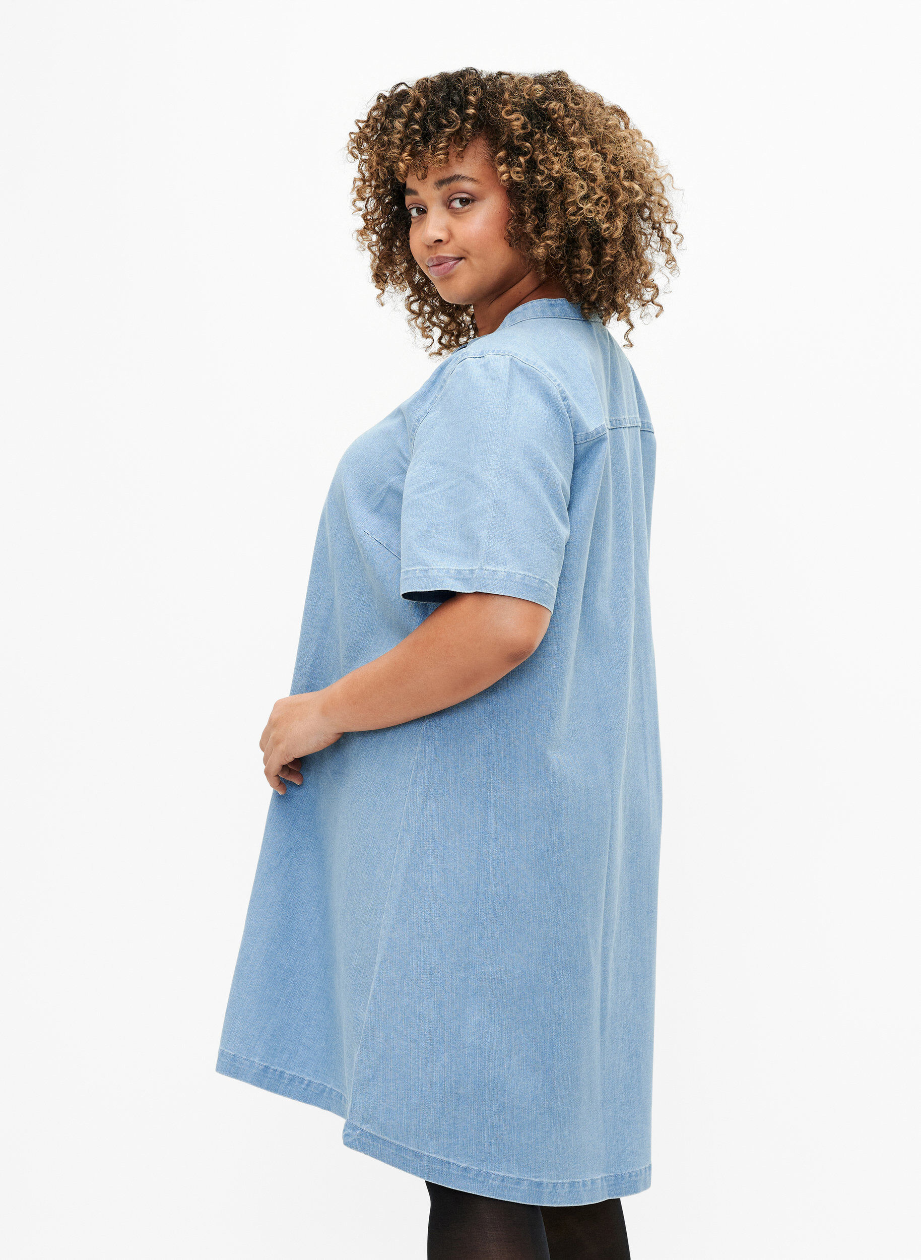 ZizziA-formet dongerikjole med korte ermer, Light blue denim, Model image number 1