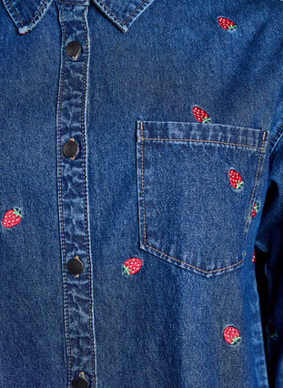 Zizzi Denimskjorte med broderte jordbær, Blå, Packshot image number 2
