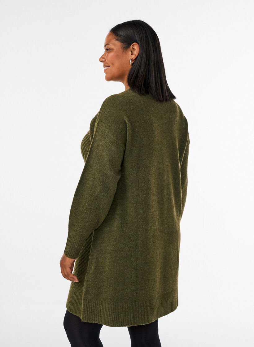 Kort strikket kjole med V-formet teksturert m&oslash;nster, Gr&oslash;nn, Model image number 2