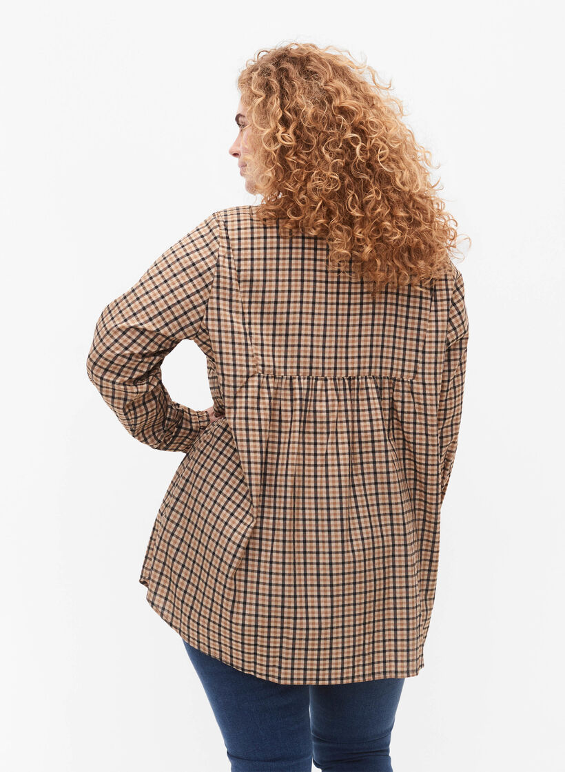 Rutete skjortebluse med volanger, Brown Check Rutete skjortebluse med volanger, Brown Check, Model