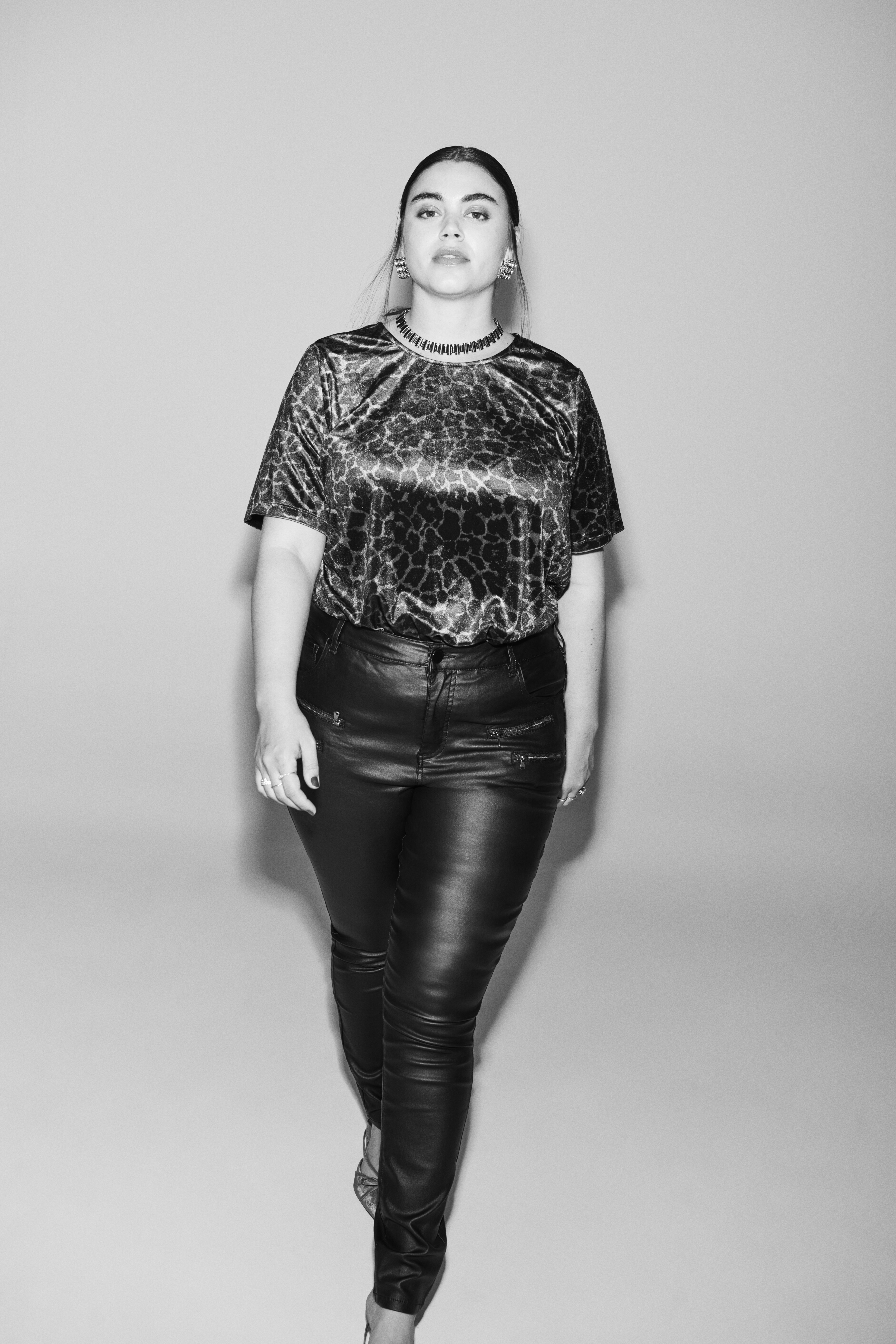 Zizzi Velour-top med leopardm&oslash;nster, , Model