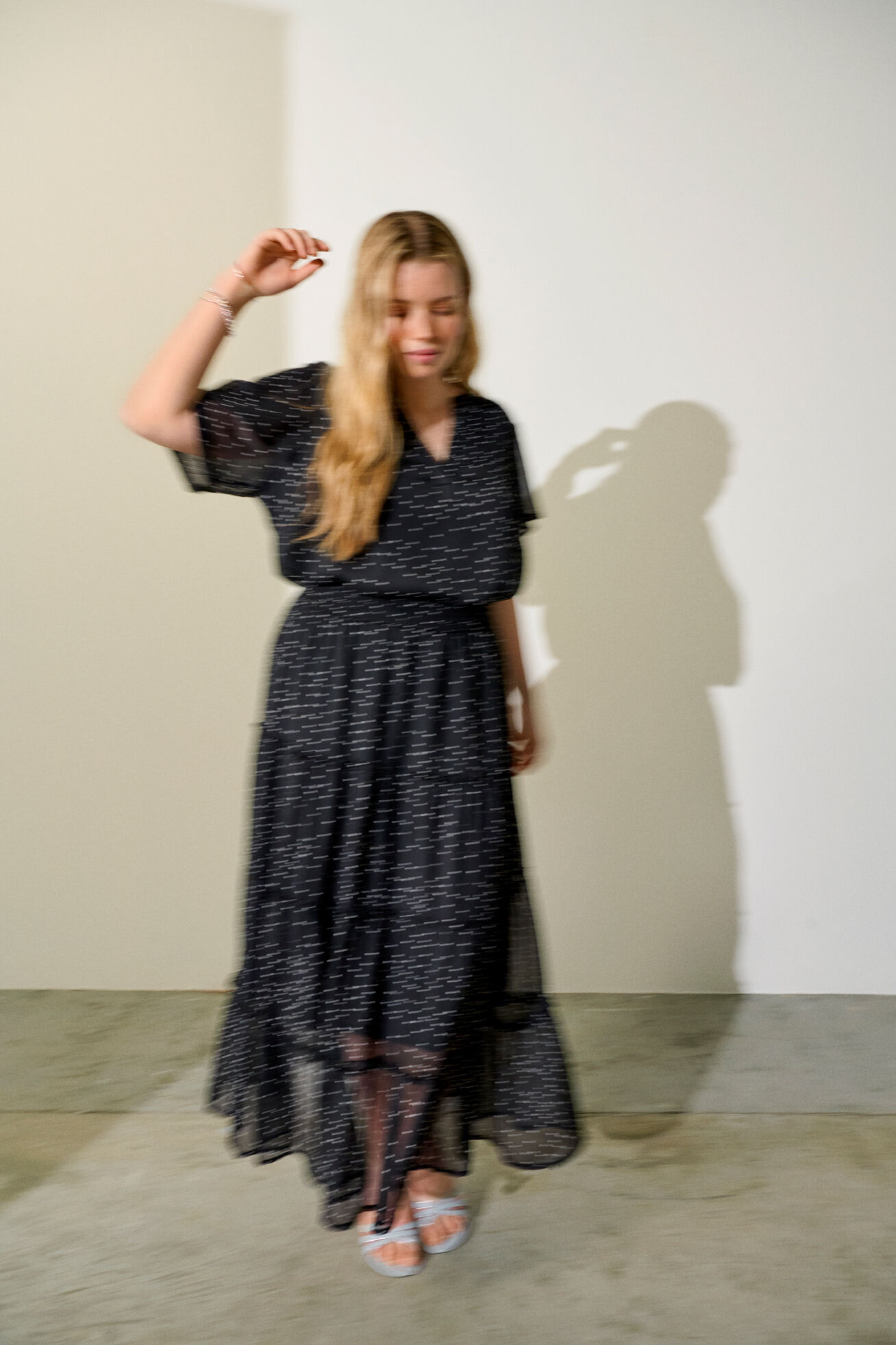 Svart sett med prikker, , Model