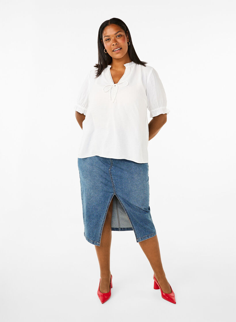 Kortermet bluse i viskose med volangdetaljer, Bright White, Model image number 3