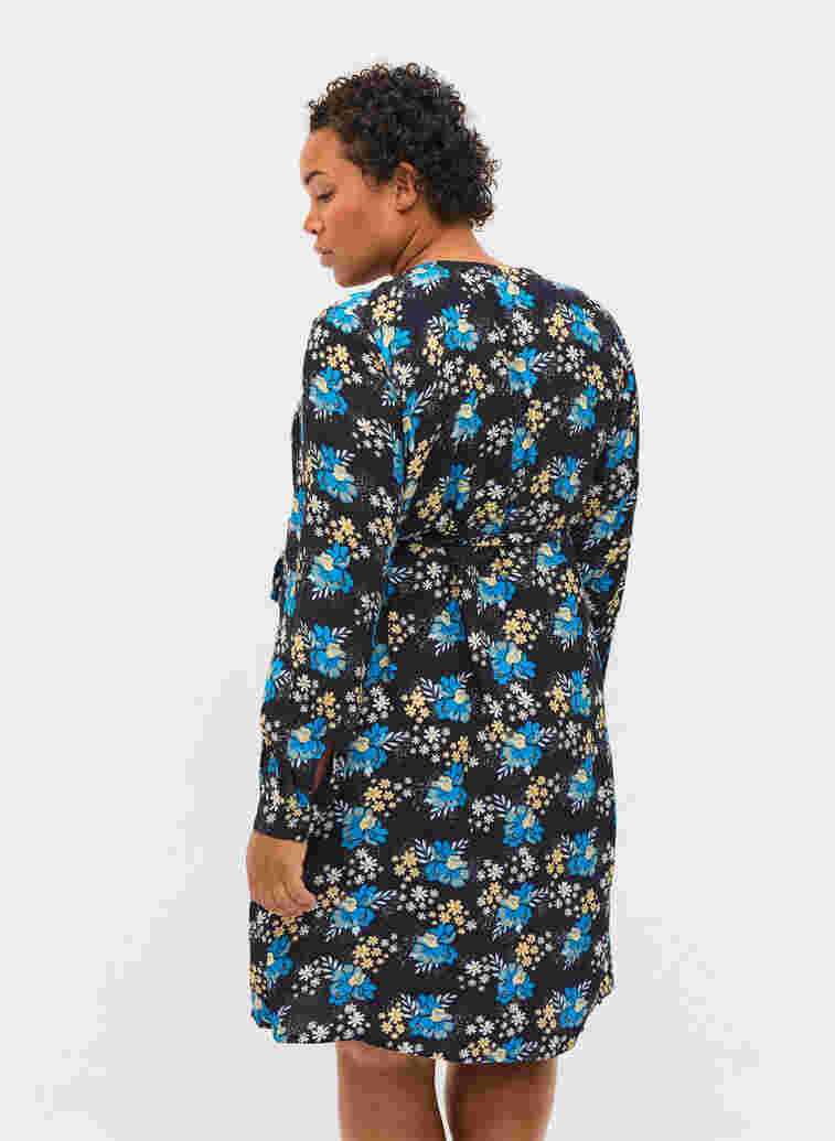 Blomstrete omslagskjole i viskose til gravide, Blue Flower AOP, Model