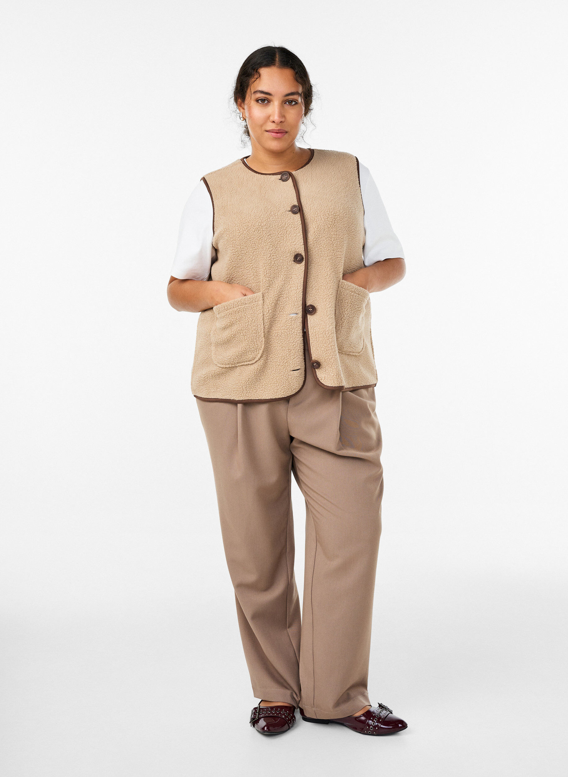 ZizziTeddy fleece vest med kontrastkanter, Beige, Model image number 1