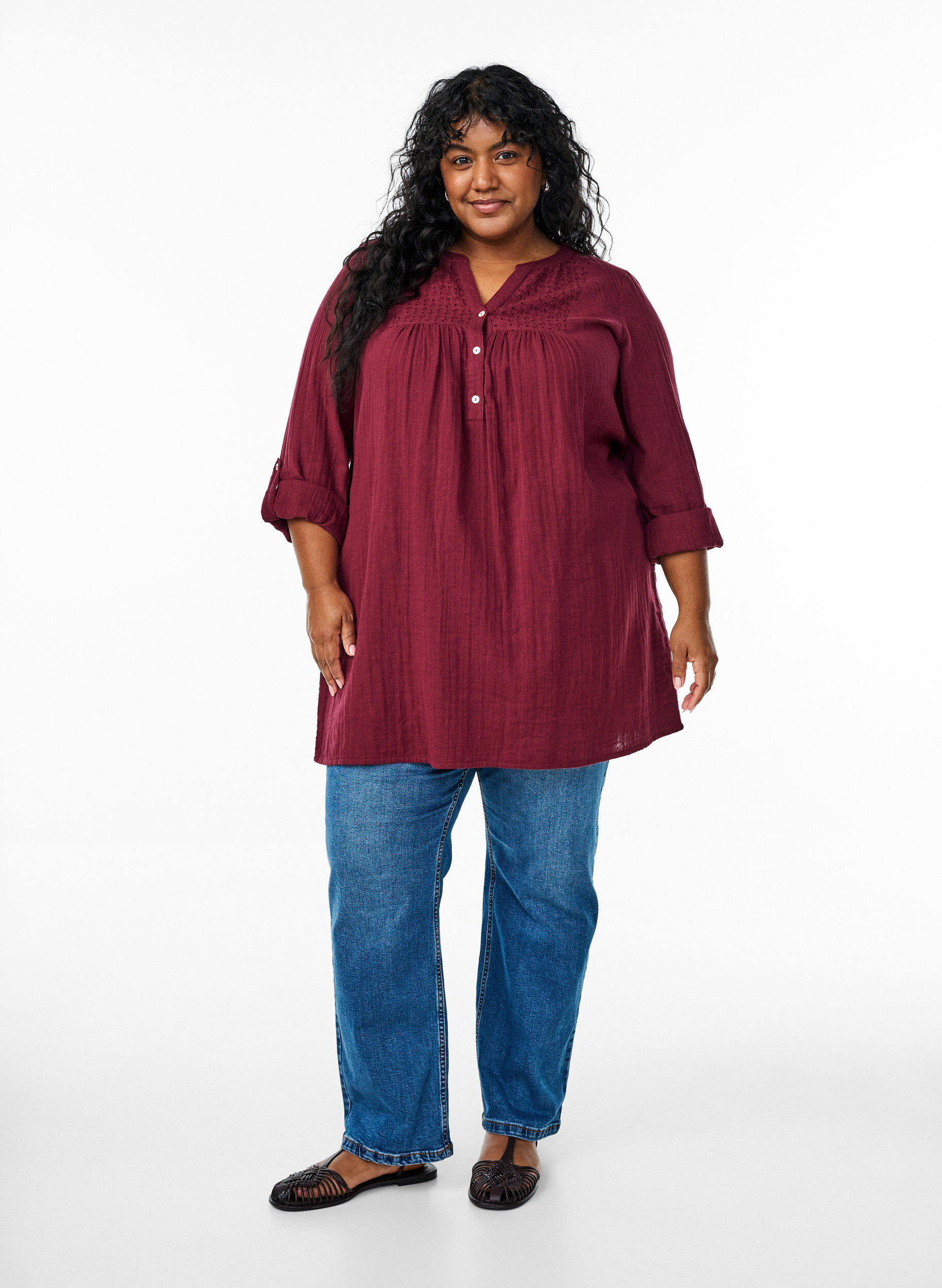 Zizzi Bomullsmuslin tunika med broderie anglaise, M&oslash;rk Bordeaux, Model image number 1