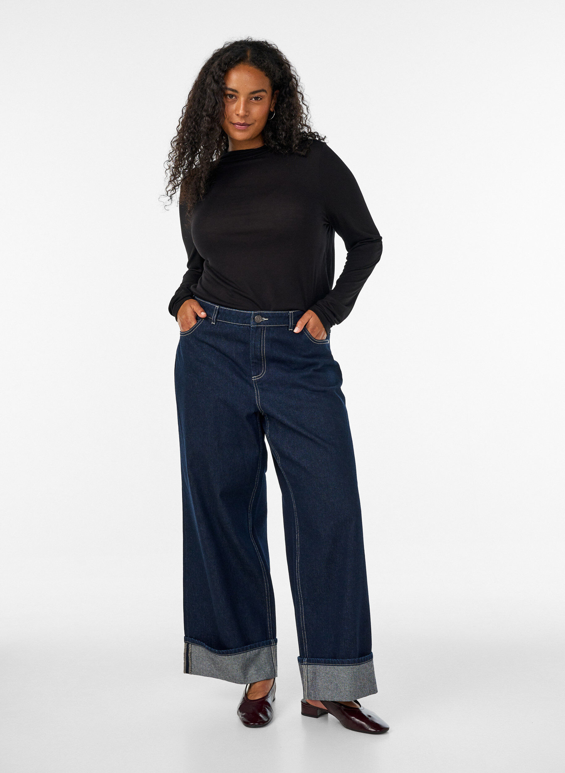 ZizziBluse med h&oslash;y hals i viskosestoff, Svart, Model image number 1
