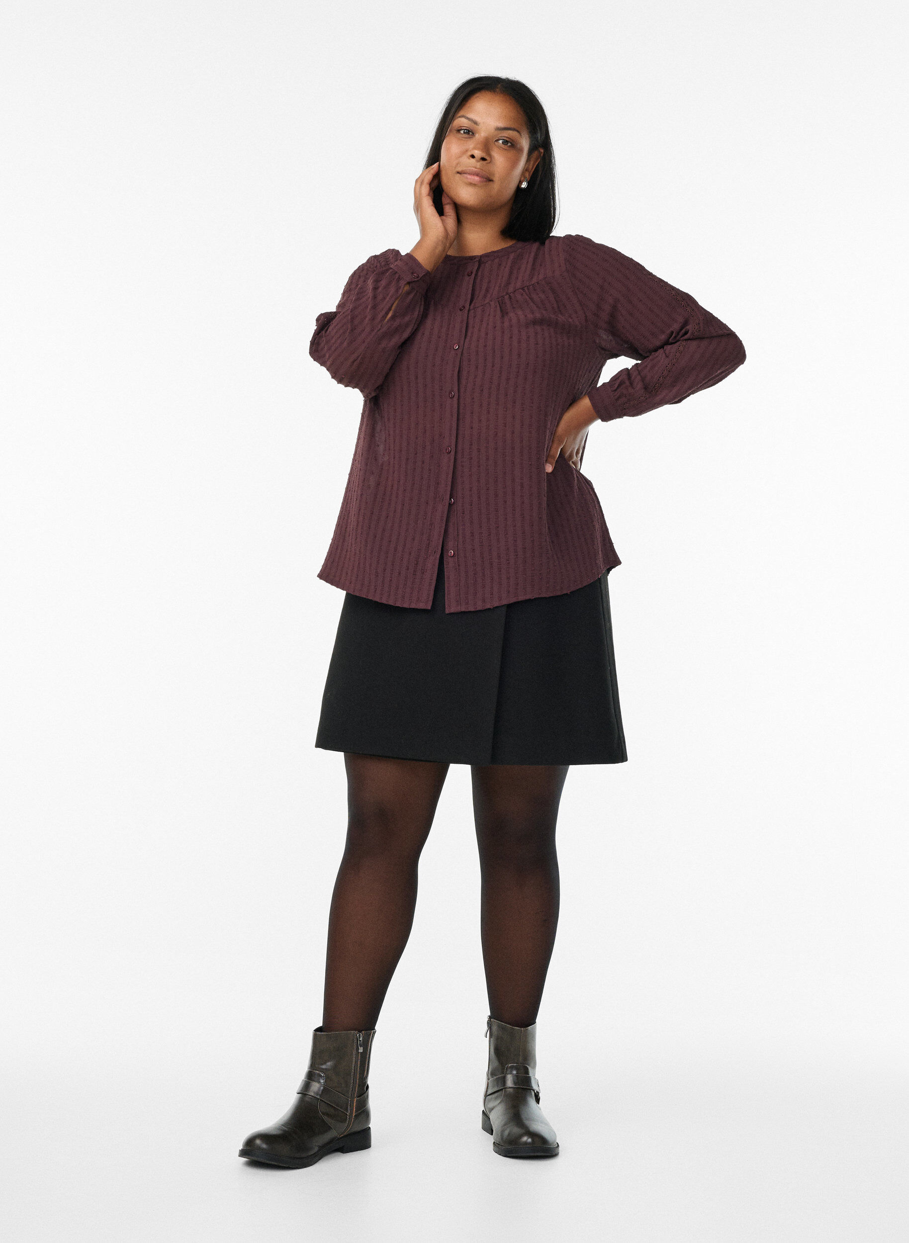 Zizzi Skjorte med teksturert prikkem&oslash;nster og broderidetaljer, M&oslash;rk Bordeaux, Model image number 1