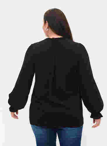 Langermet bluse med smock- og volangdetaljer, Black, Model image number 1
