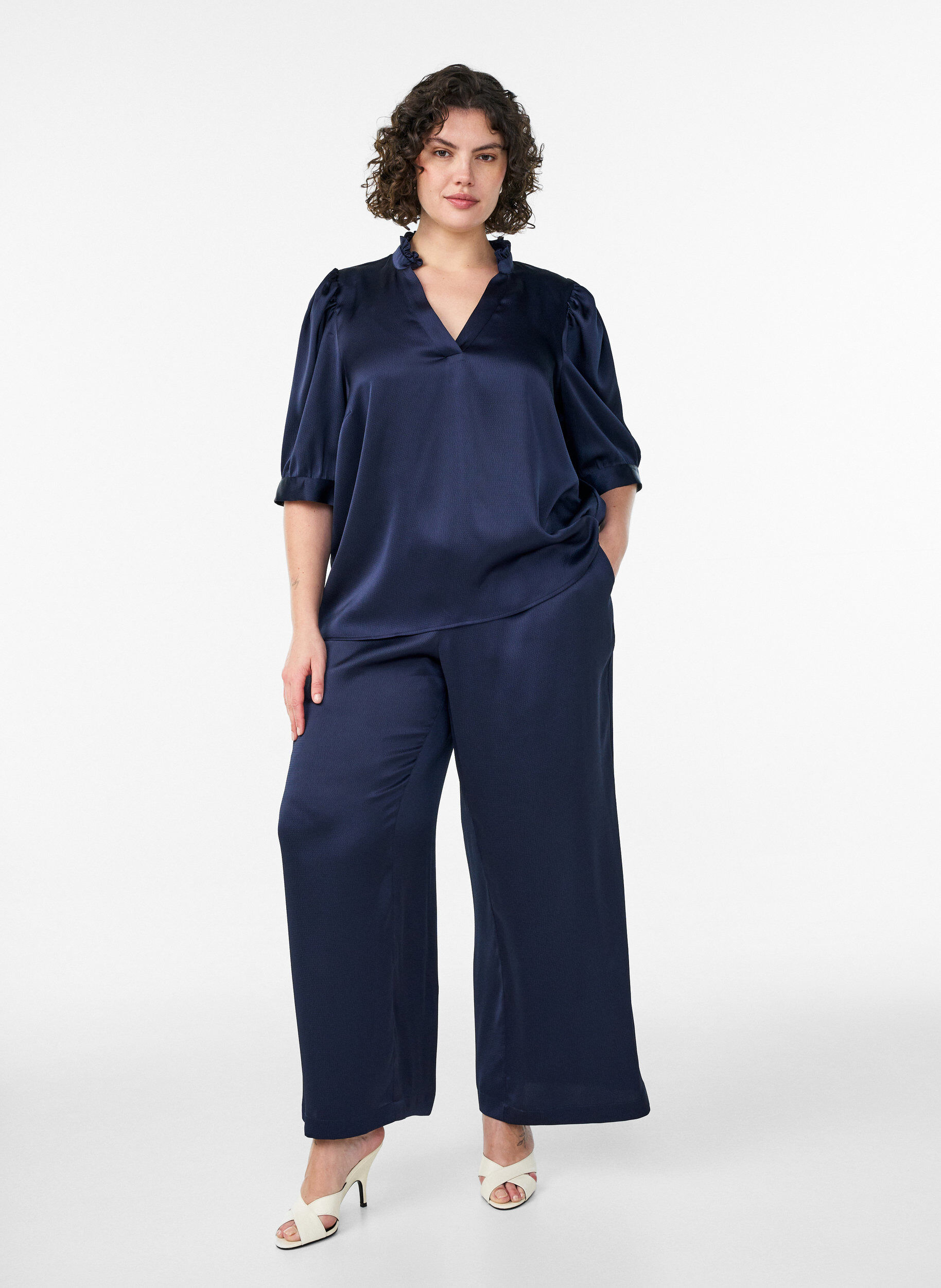 ZizziBluse med satenglook, 1/2-ermer og volangkrage, Bl&aring;, Model image number 1