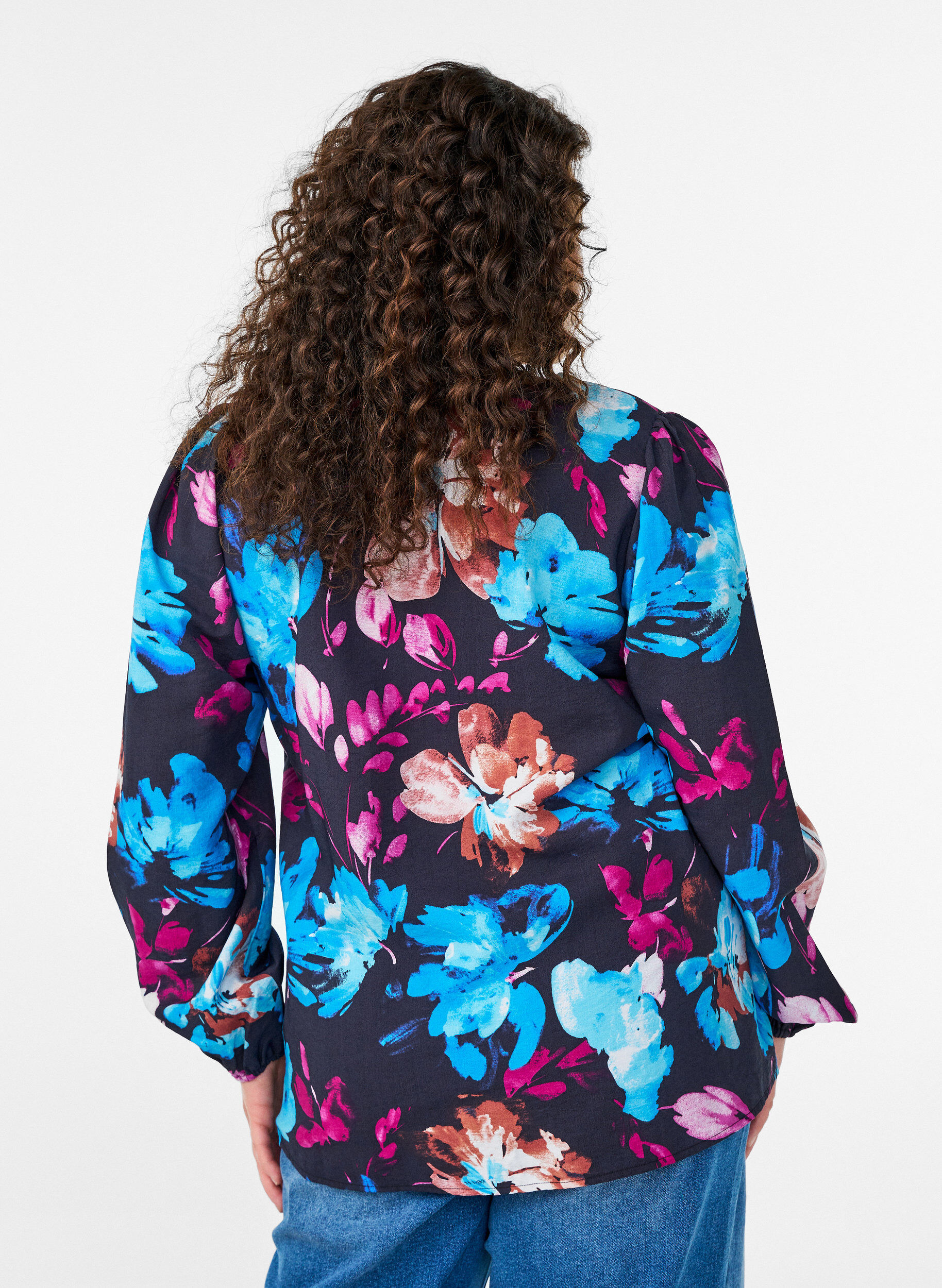 Zizzi Viskosebluse med blomstertrykk og lange ermer, Svart, Model image number 2