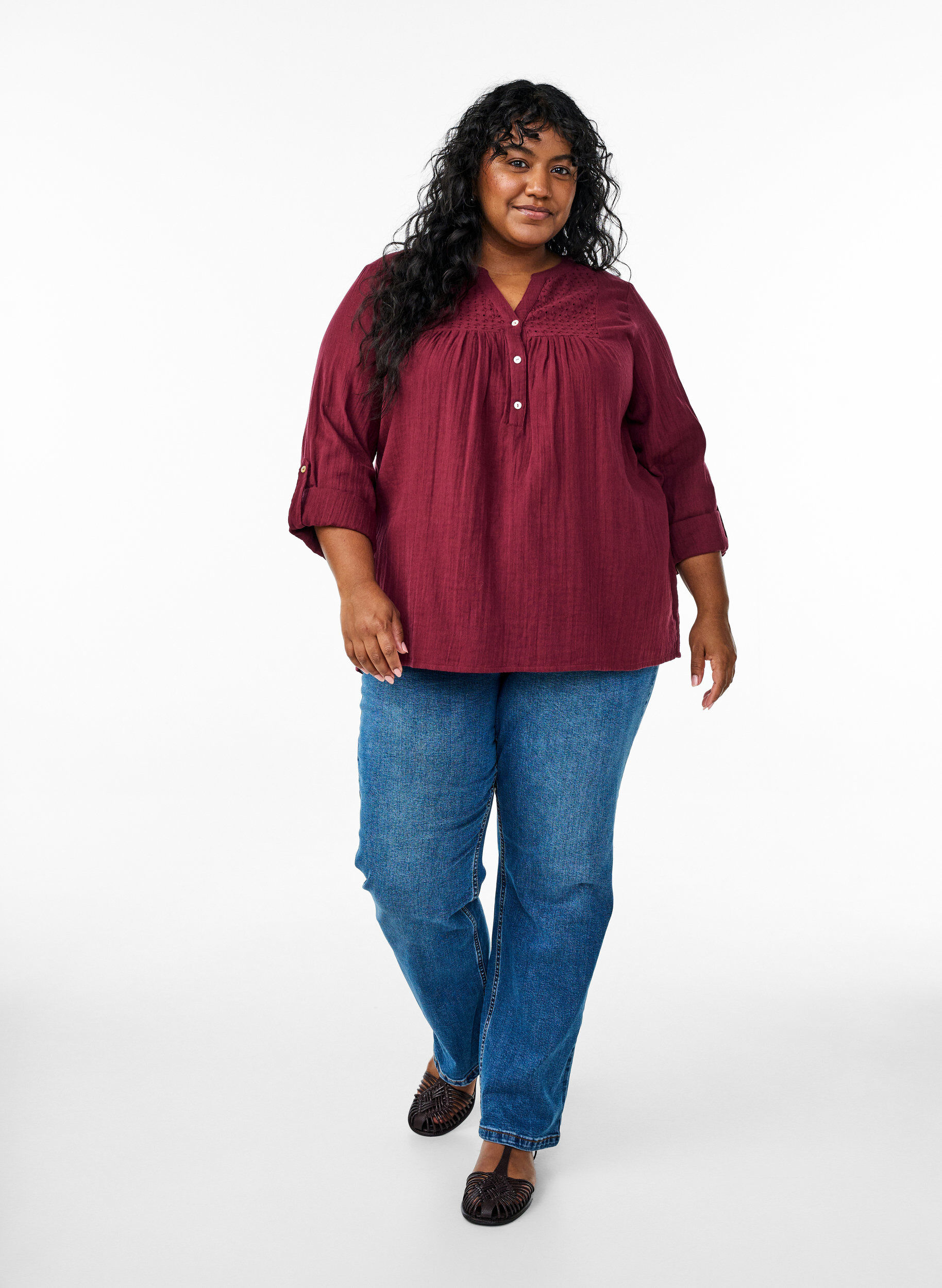 Zizzi Bluse i bomullsmuslin med broderi anglaise, M&oslash;rk Bordeaux, Model image number 1