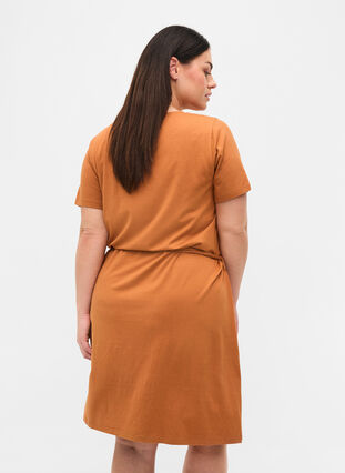 Kortermer kjole med midjebelte, Pecan Brown, Model image number 1