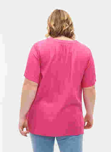 Kortermet bluse i viskose med V-hals, Shocking Pink, Model image number 1