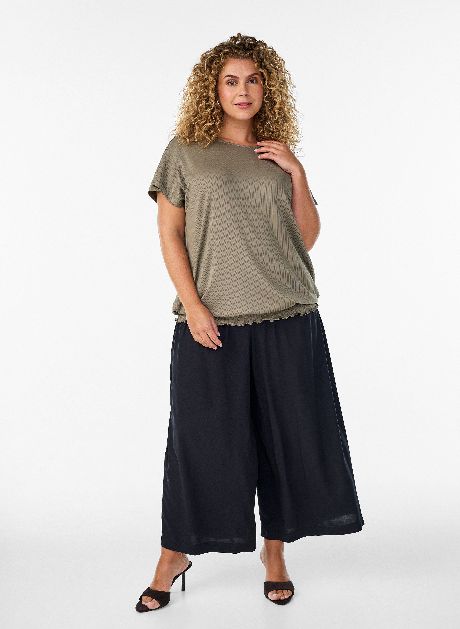 ZizziJerseybluse med teksturerte striper og en smocket fold, Brun, Model image number 1