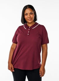 Poloskjorte med rhinesteinknapper og volangdetaljer, Rød Poloskjorte med rhinesteinknapper og volangdetaljer, Rød, Model